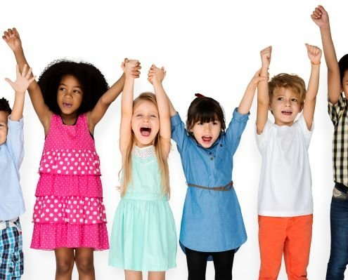 Iloiset lapset kädet ylhäällä