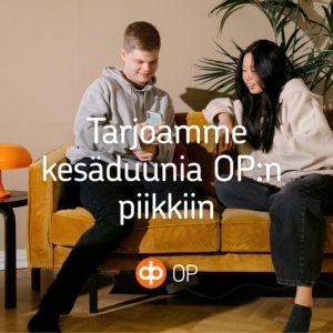 Nuoria sohvalla ja teksti ”Tarjoamme kesäduunia OP:n piikkiin” OP:n kesätyökampanjan kuvassa.