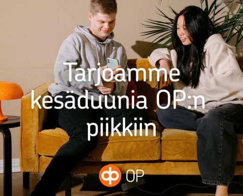 Nuoria sohvalla ja teksti ”Tarjoamme kesäduunia OP:n piikkiin” OP:n kesätyökampanjan kuvassa.
